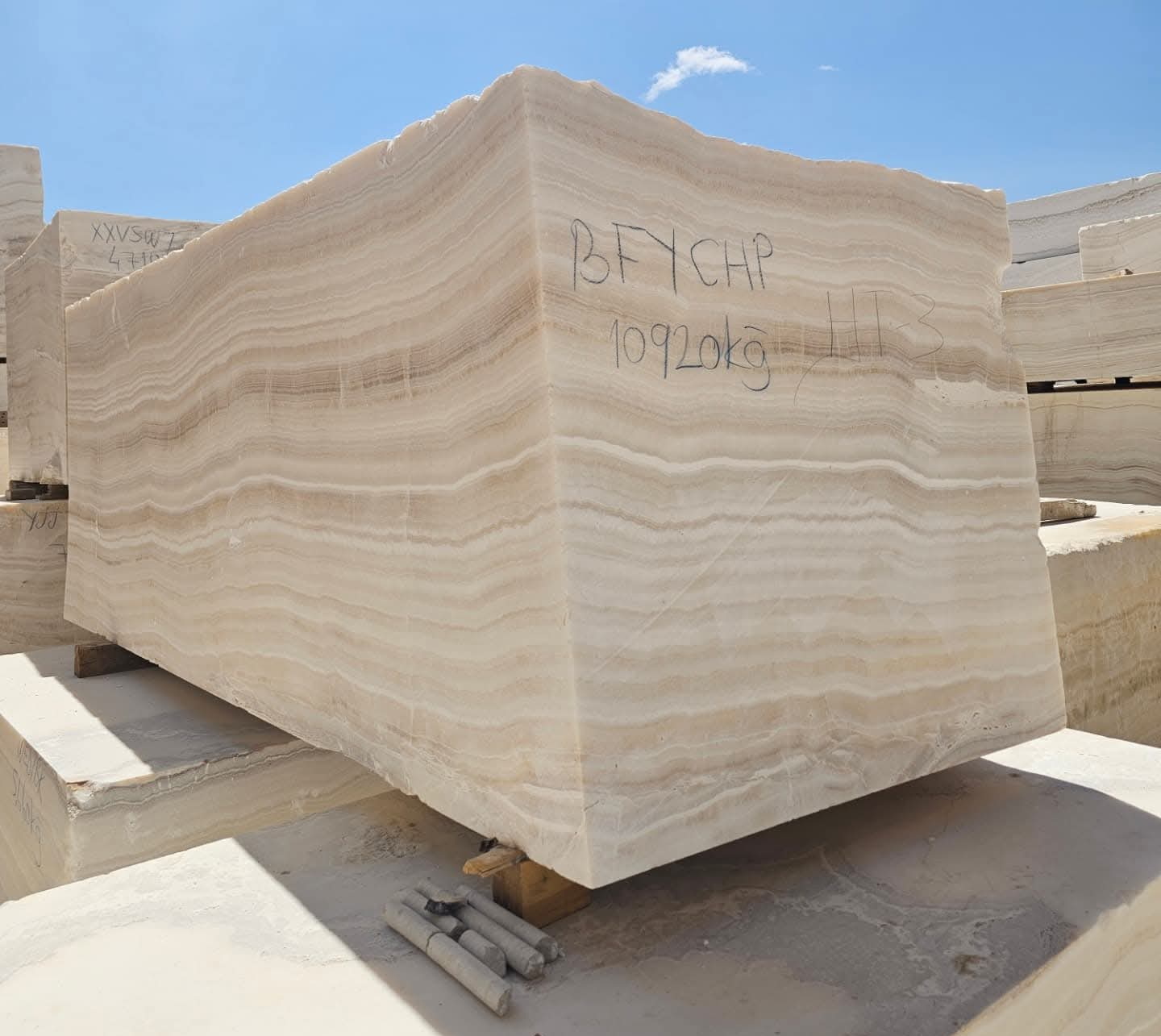 Ivory Onyx: translucent ivory stone with warm natural patterns — semi-precious material